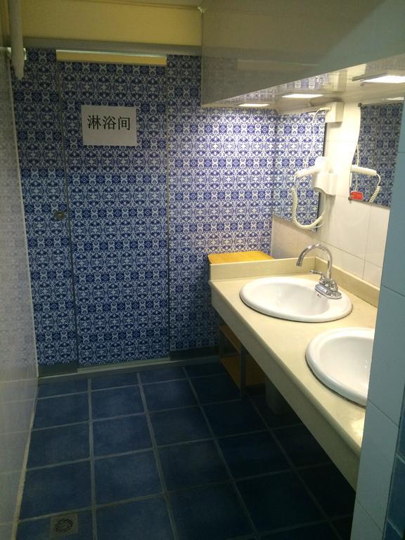 Discovery Youth Hostel Пекин Екстериор снимка