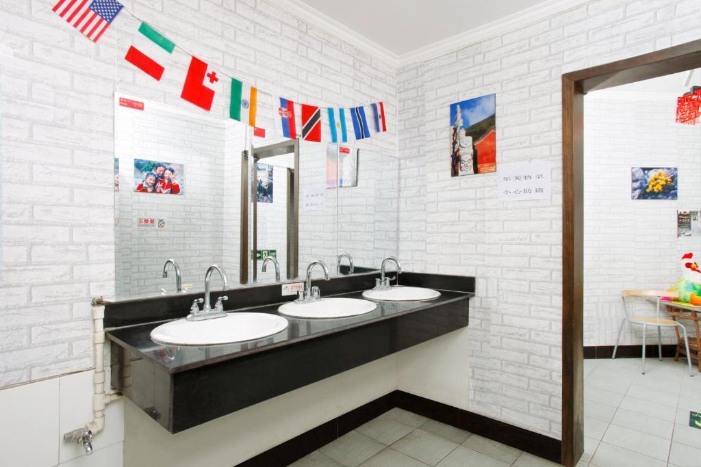 Discovery Youth Hostel Пекин Екстериор снимка