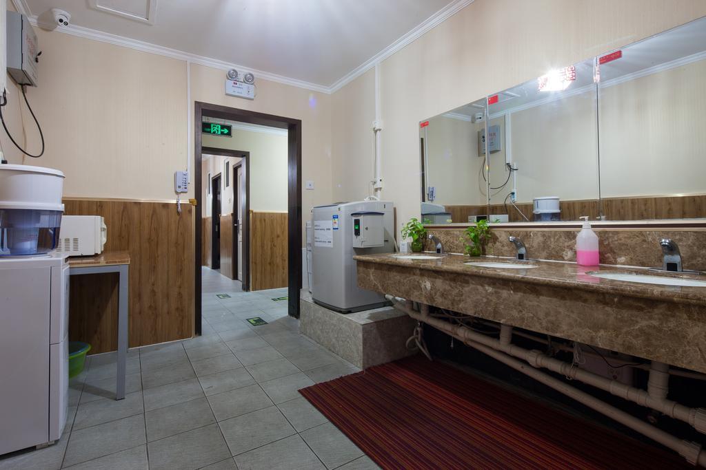 Discovery Youth Hostel Пекин Екстериор снимка